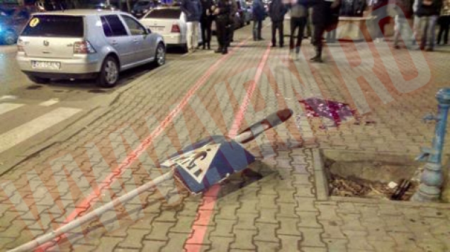 O fata de 21 de ani a murit dupa ce a fost lovita in cap de un indicator de circulatie