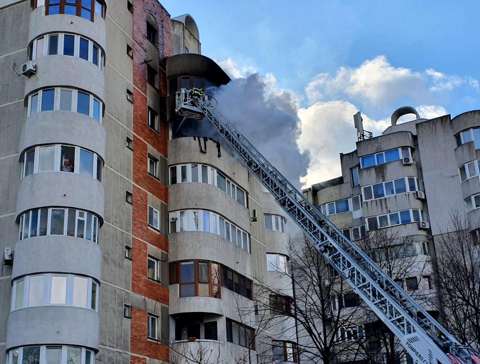 O femeie a căzut de la etajul 7 si a murit încercând să scape de flăcările unui incendiu