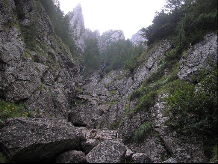 O femeie a căzut în gol 40 de metri in Bucegi