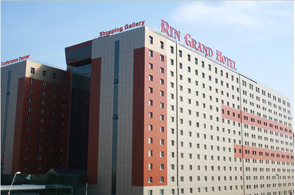 O femeie a supravieţuit după ce a căzut de la etajul 15 al unui hotel din Capitală