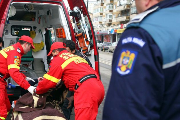 O femeie din Arad a fost rănită grav după ce un zid al casei sale s-a prăbuşit peste ea