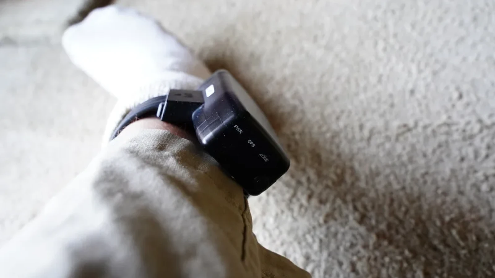 O femeie și-a rupt soțul în bătaie: Bărbatul s-a dus la poliție, iar acum soția lui poartă brățară electronică la picior
