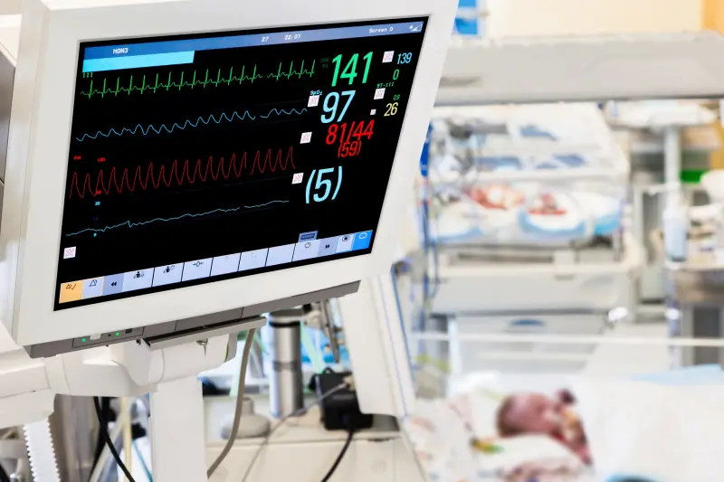 O femeie ținută în viață artificial de aparate a născut la 5 luni după ce a intrat în moarte cerebrală