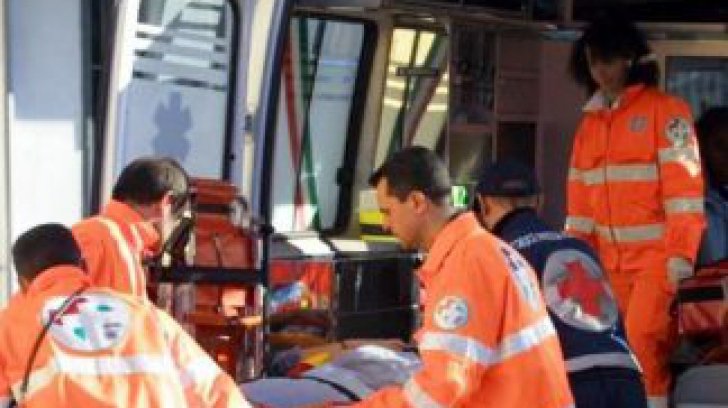 O femeie româncă înjunghiată în plină stradă de fostul iubit. Iată în ce stare este aceasta