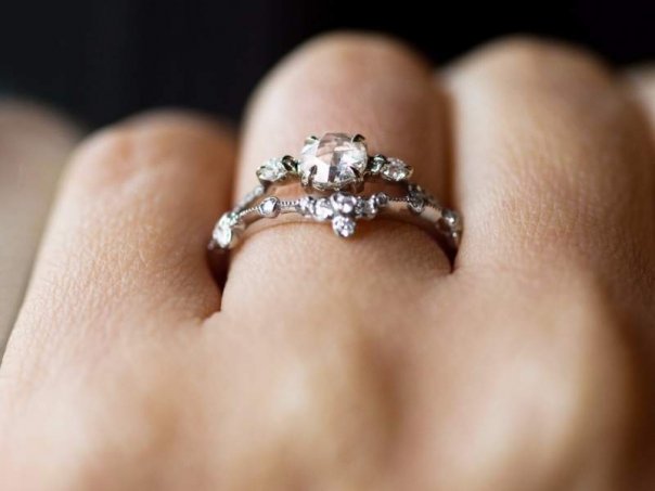 O femeie si-a cumparat un inel ieftin si l-a purtat 30 de ani, fara sa stie ce secret ascunde bijuteria!