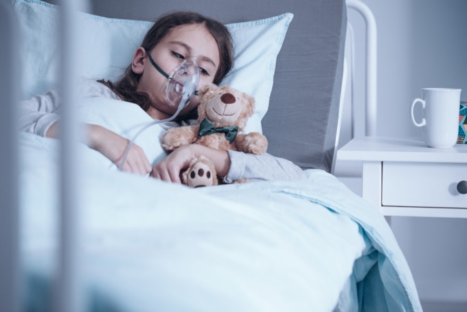 O fetiță de 10 ani a fost plimbată prin spitale timp de 6 zile din cauza lipsei de paturi ATI