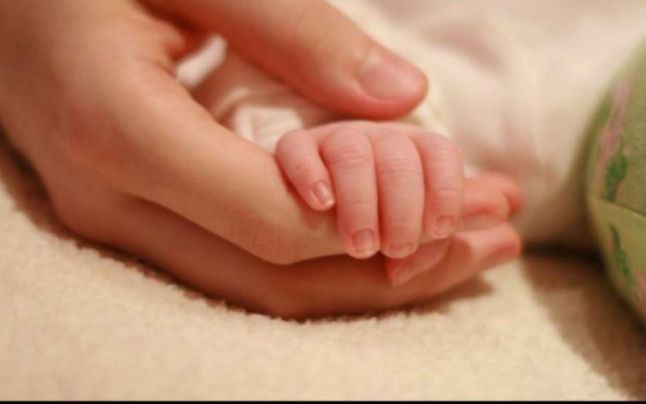 O fetiţă de cinci luni diagnosticată cu rujeolă a murit din cauza unor complicaţii la plămâni
