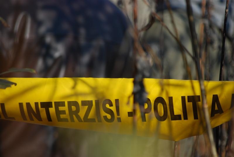 O fetiţă de numai doi ani a murit spânzurată cu gluga de la hanorac
