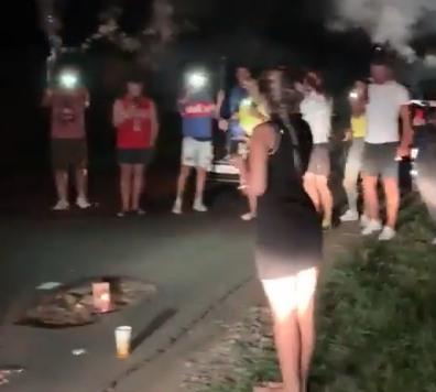 O groapă care a împlinit un an, sărbătorită de câțiva tineri clujeni cu flori, artificii și tort
