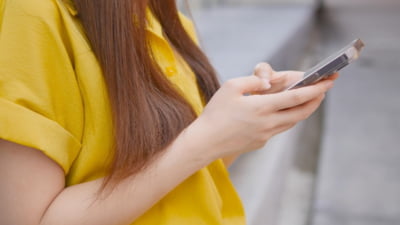 O influenceriță și-a reclamat soțul la poliție pentru că a pus-o să facă treburi casnice și nu a mai putut sta pe internet