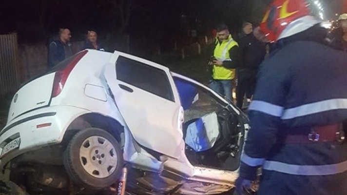 O maşină a intrat într-un cap de pod. Un tânăr a murit, iar altul a fost grav rănit
