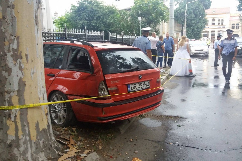 O maşină a intrat într-un grup de nuntaşi, în Brăila. Şoferul a fugit de la locul accidentului