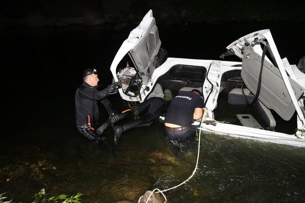 O maşină în care se aflau nouă oameni a căzut în râul Dâmboviţa