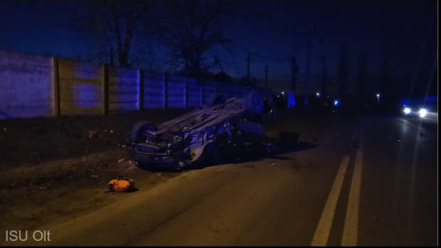 O maşină urmărită de poliţişti s-a răsturnat la Caracal