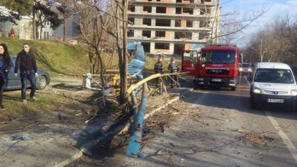 O macara de 50 de tone s-a prăbuşit pe o strada foarte aglomerată din Constanţa.