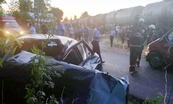 O masina a fost lovita de tren in Dambovita! Doua persoane au ajuns la spital