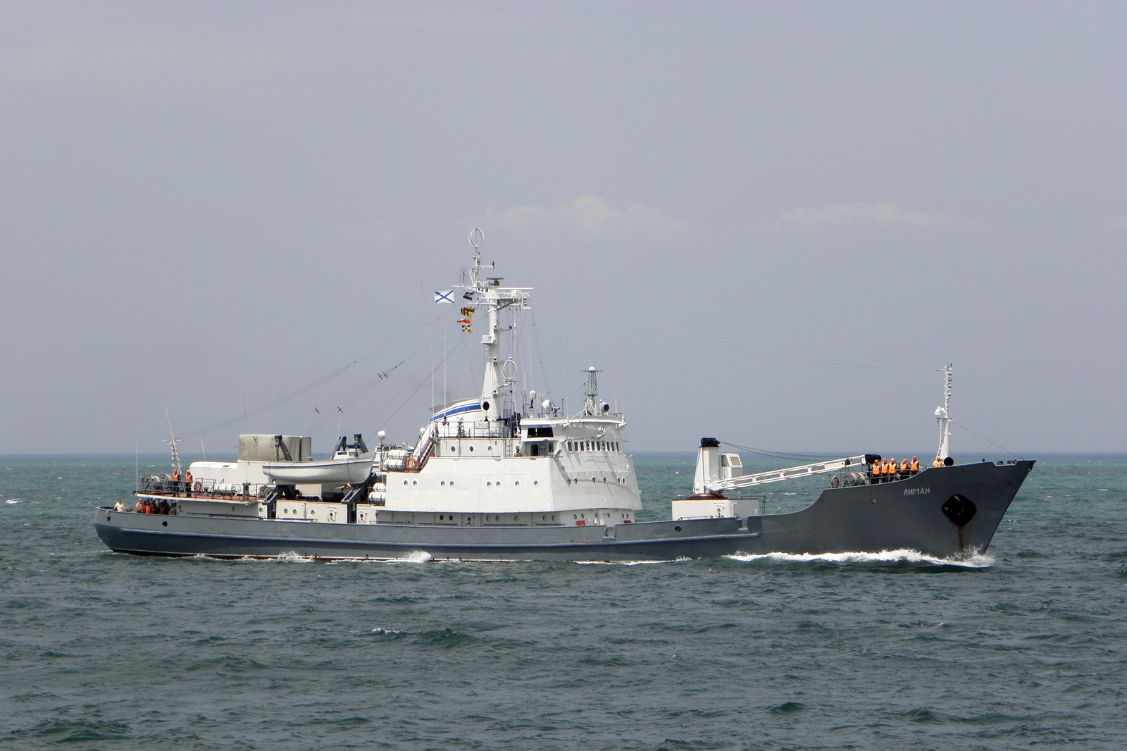 O navă militară rusă s-a scufundat în Marea Neagră, după ce s-a ciocnit cu un cargo plin cu oi din România