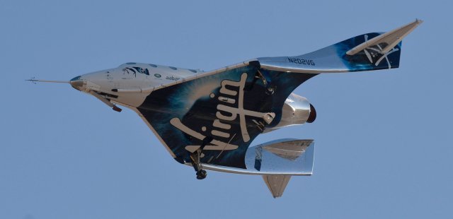 O navetă a Virgin Galactic a efectuat primul test de zbor spaţial cu echipaj la bord