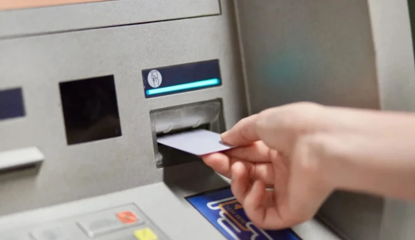 O nouă taxă ascunsă face ravagii printre cei care au conturi în bancă. Vezi cum poți să scapi de ea sau plătești ceea ce nu face!