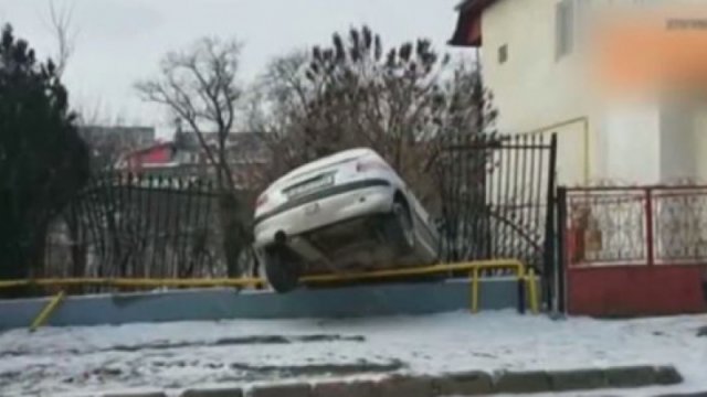 O șoferiță drogată a intrat într-un copac și în gardul unei case