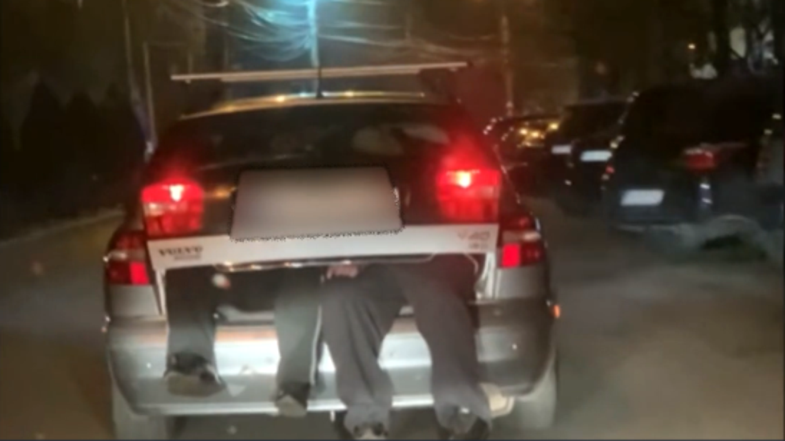 O șoferiță și-a cărat soțul beat în portbagaj! Ce s-a întâmplat după ce imaginile au ajuns pe Facebook