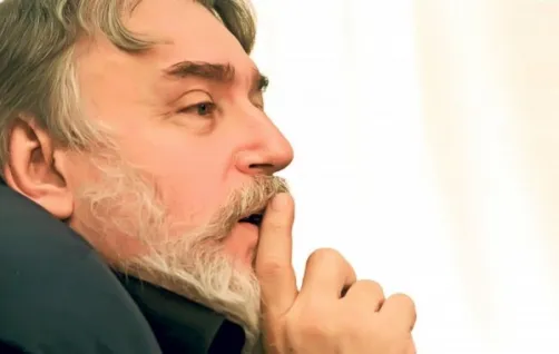 O poezie premonitorie răscolește internetul: "Nebunii urcă-n vârf de tot, comandă lumea idiot, se-aruncă-n lume maladii, popoarele spre-a se rări, că-s prea mulţi oameni..."