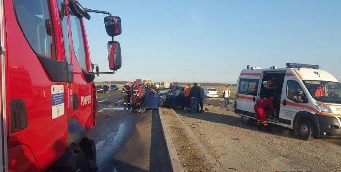 O polițistă a murit iar colegul ei este în stare gravă după ce au intrat cu mașina într-o betonieră