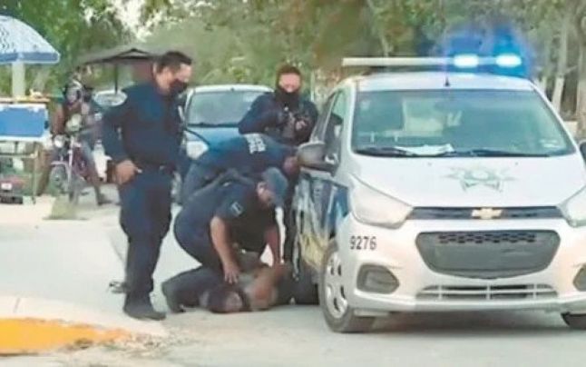 O poliţistă din Mexic a omorât o refugiată rupându-i gâtul în timp ce o aresta. VIDEO nerecomandat persoanelor sensibile