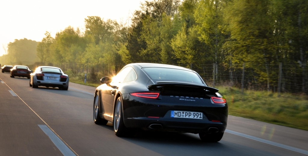 O primărie din România vinde „la kilogram" un Porsche, un Mercedes și alte șapte mașini abandonate
