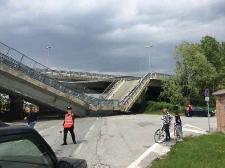 O rampă de beton s-a surpat pe un drum din Italia, strivind o maşină a carabinierilor