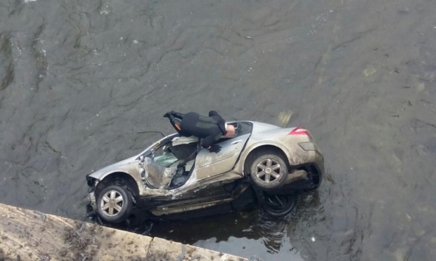 O tânără a murit după ce a plonjat cu maşina în Dâmboviţa