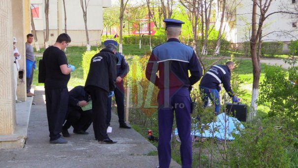 O tânără absolventa de medicina s-a aruncat de la etaj si a murit pe loc