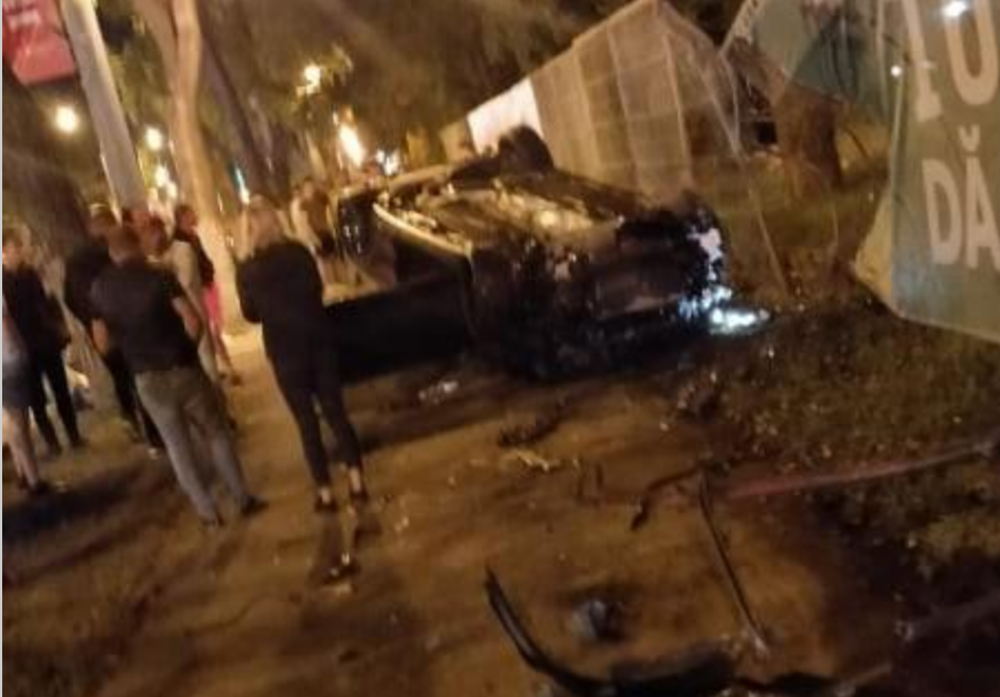 O tânără aflată sub influenţa alcoolului s-a răsturnat cu maşina în staţiunea Mamaia