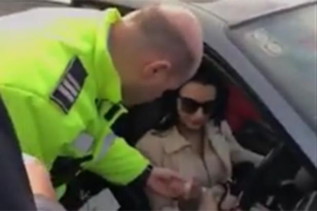 O tânără ciudata s-a dat în spectacol în Portul Tomis din Constanța VIDEO
