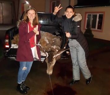 O tânără din Bihor a stârnit revoltă, după ce a postat o poză în care sărbătorește împuşcarea unui cerb