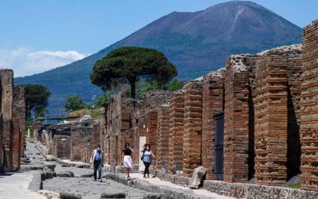 O turistă care a furat mai multe artefacte din Pompeii le-a returnat după 15 ani, susţinând că sunt blestemate