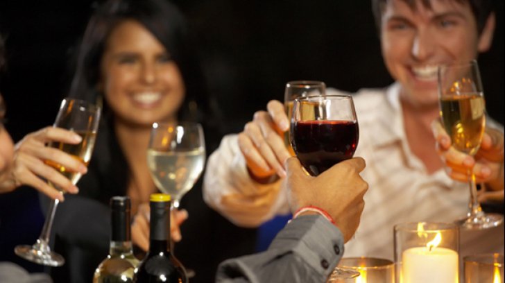 Oamenii care consumă alcool cu moderatie sunt mai sănătoşi decât abstinenţii