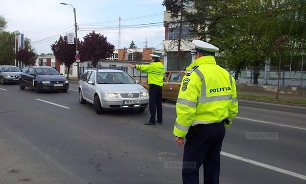 Șofer cu o alcoolemie record trimis, prins de polițiști la volanul unei mașini cu numere expirate