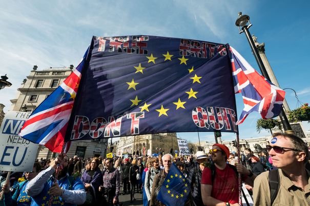 Oficialii de la Londra îşi îndulcesc tonul cu privire la accesul europenilor la piaţa muncii din Marea Britanie