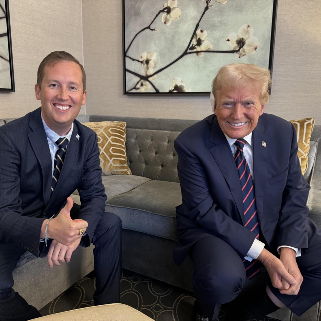 Omul de încredere al lui Trump s-a născut în URSS. Documente obținute de jurnaliști dezvăluie originile reale ale consilierului-cheie