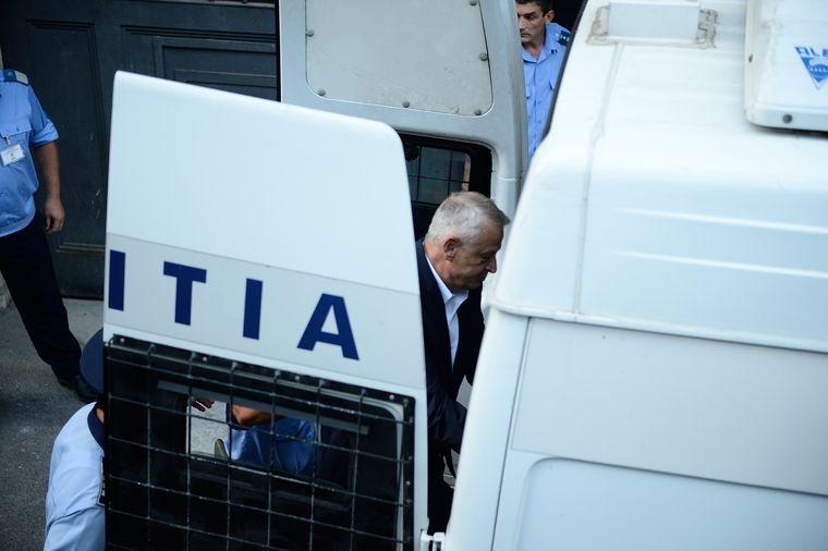 Oprescu, transportat de urgenta la spital dupa ce i s-a facut rau