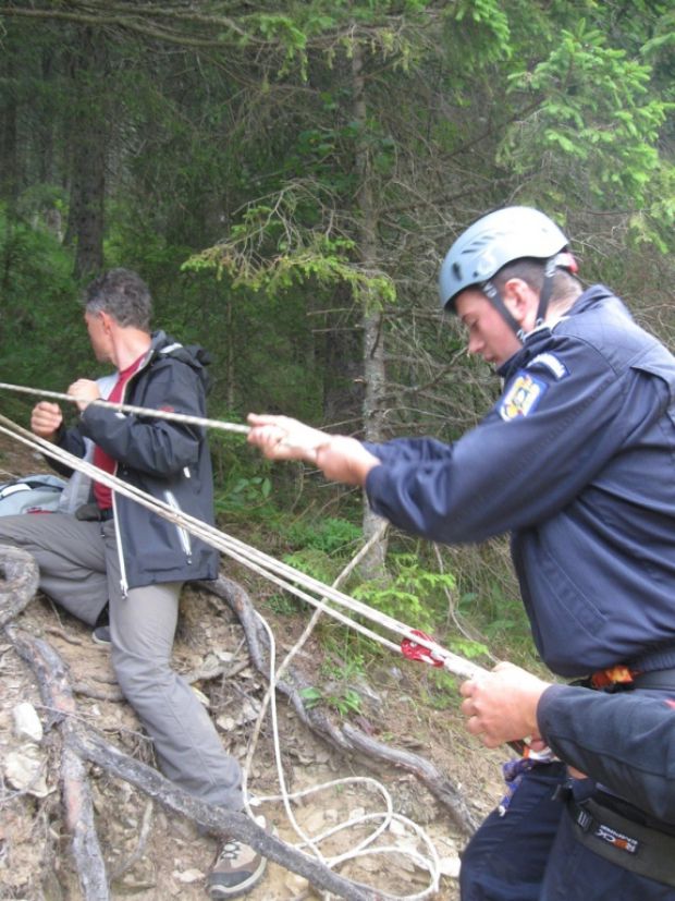 Opt salvamontiști au intervenit pentru a salva o turistă italiancă din Munții Făgăraș