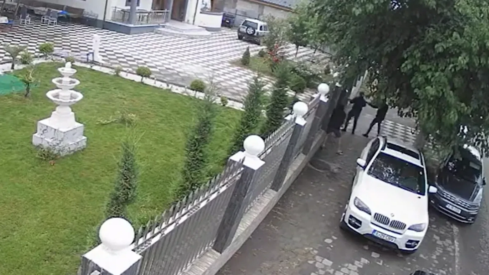 Ordin de ucidere venit din străinătate, executat la Țăndărei. Au luat două arme și au deschis focul asupra rudelor: 'Ucideți-i cu ce aveți prin casă'
