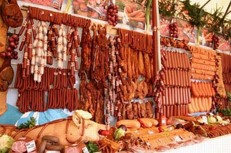 Organizaţia Mondială a Sănătţii avertizează că mezelurile sunt cancerine