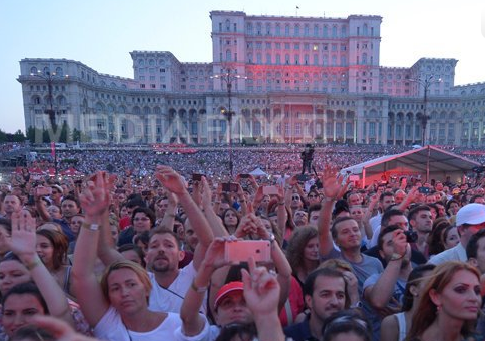 Organizatorul show-ului Robbie Williams dă vina pe o firmă de catering pentru problemele de la concert