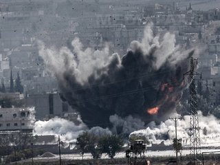 Orientul Mijlociu: Steaguri americane incendiate în cursul protestelor din Irak faţă de atacurile SUA din Siria