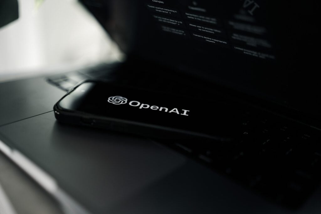 Părinții au dat în judecată Open AI pentru că ChatGPT l-a încurajat pe fiul lor să se sinucidă. Ei acuză programarea