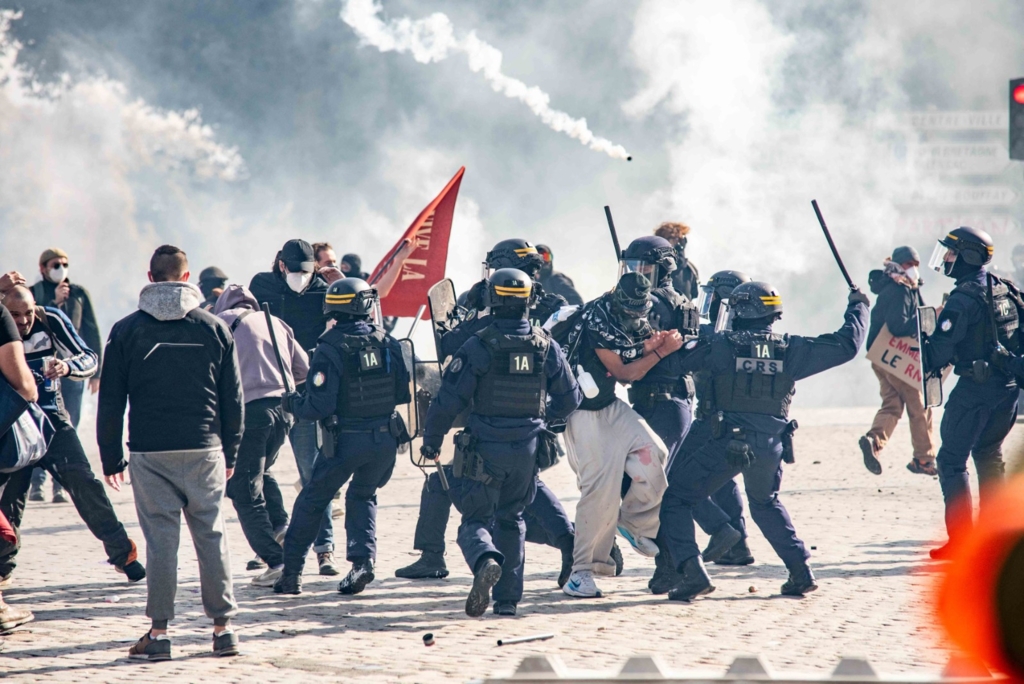 Pagube uriașe după violențele din Franța. Produsele furate ar fi ajuns la revânzare pe internet
