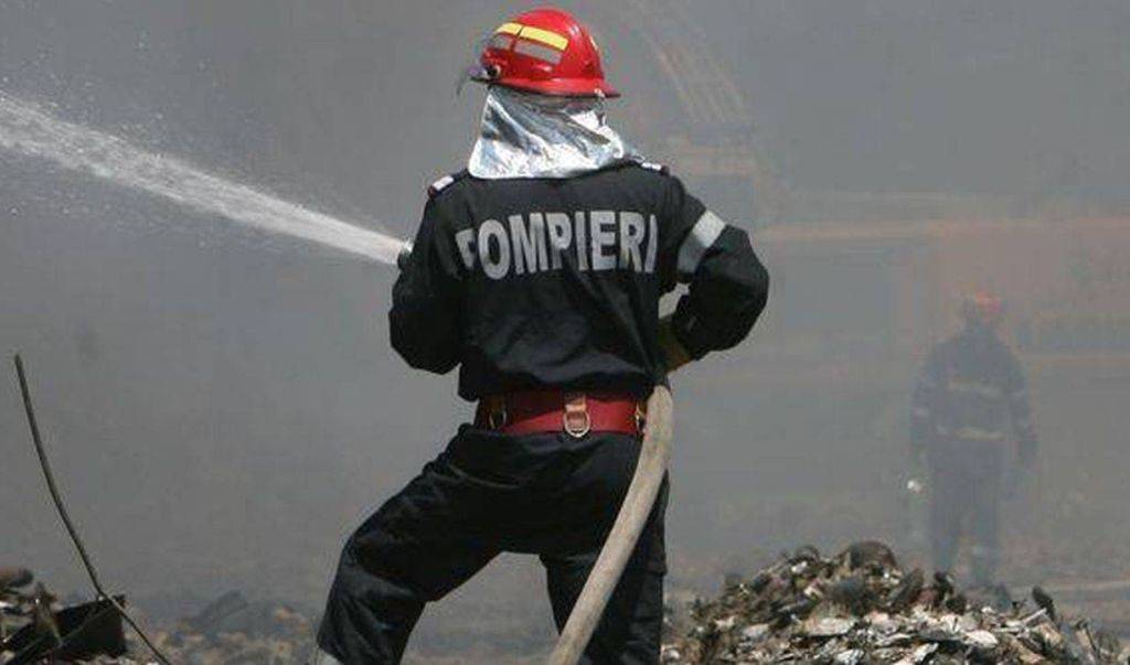 Panică la Buzău! Incendiu la locomotiva unui tren cu 32 de vagoane încărcate cu ţiţei