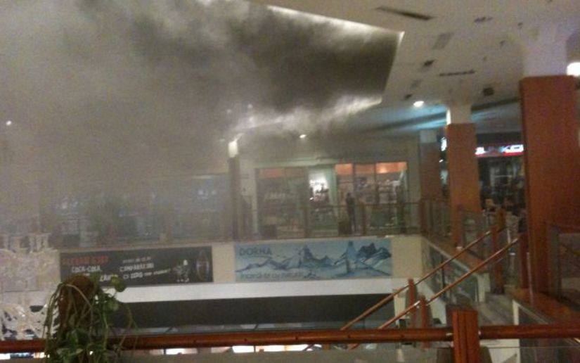 Panica la Mall Baneasa: Un incendiu a izbucnit luni dimineata. Lumea a fost evacuata